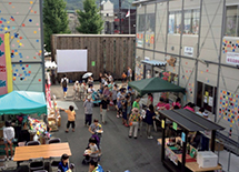 An event for invigorating the temporary quarters of the Kamaishi ­Aoba-Koen Shopping District