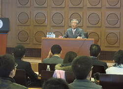 Senior Advisor Oka of Sumitomo Corporation lecturing at Tsinghua University